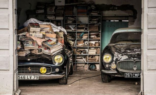 Vasemmalla vuoden 1961 Ferrari 250 GT SWB California Spider, arvo 9,5-12 miljoonaa euroa. Oikealla vuoden 1956 Maserati A6G Gran Sport Frua, arvo 800 000-1,2 miljoonaa euroa.