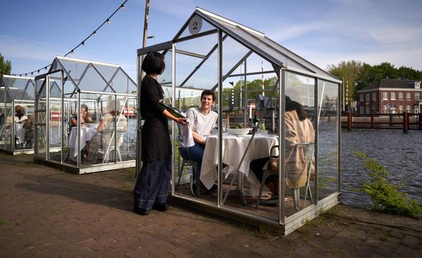 Amsterdamilaisravintola on sijoittanut asiakkaansa tällaisiin koppeihin.