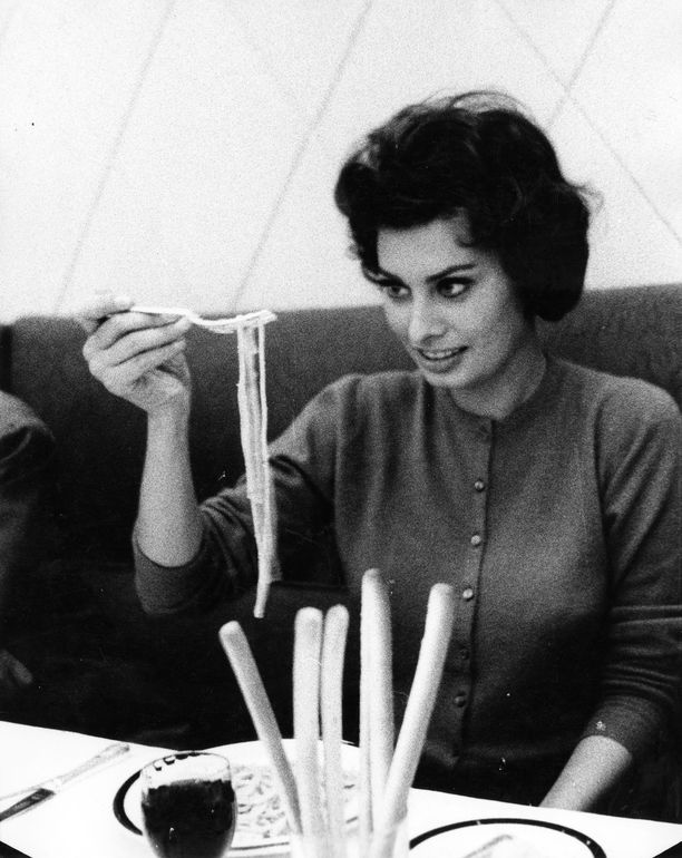 Sophia Loren nauttii pastasta vuonna 1957.