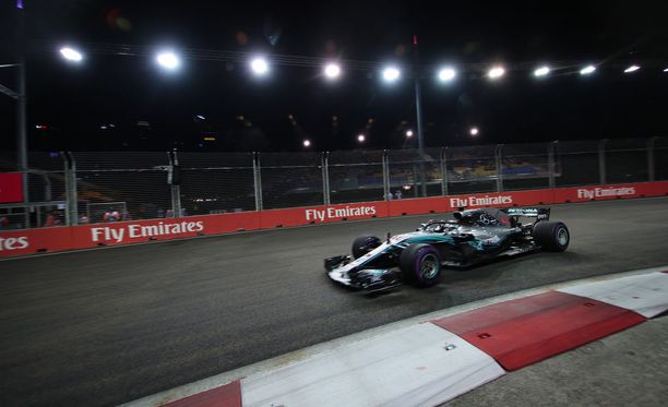 Lewis Hamilton vankisti MM-johtoaan entisestään ajamalla Singaporessa kauden seitsemännen voittonsa.