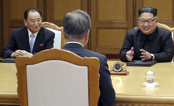 Kim Yong-chol ja Kim Jong-un Etelä-Korean presidentin Moon Jae-inin (selin) kanssa.