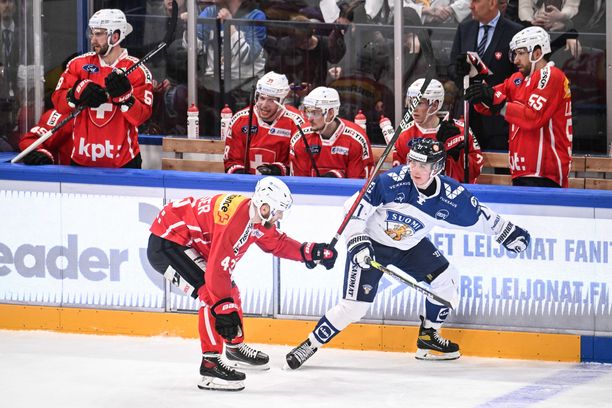 Jere Innala bermain di Euro Hockey Tour dengan seragam Finlandia melawan Swiss.