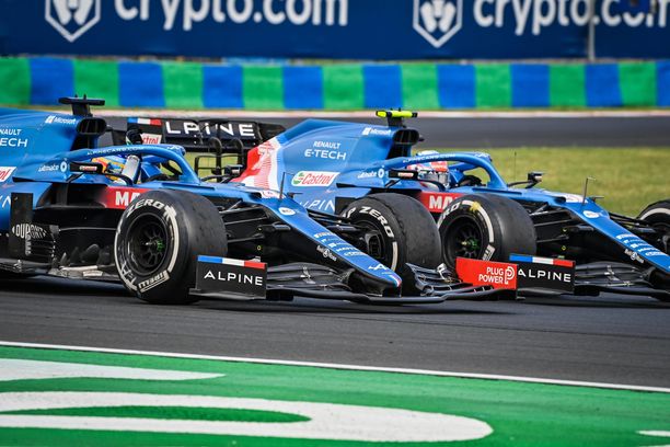 Alpinen Fernando Alonso ja Esteban Ocon ottivat viime kaudella radalla yhteen.
