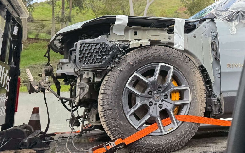 Sähköauto juuttui ojaan kuukausiksi – Hinausautot eivät uskaltaneet koskea