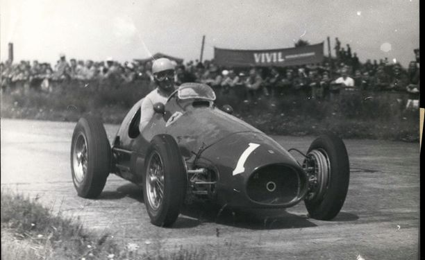 Kaksinkertainen maailmanmestari Alberto Ascari Nürburgringin radalla 1953.