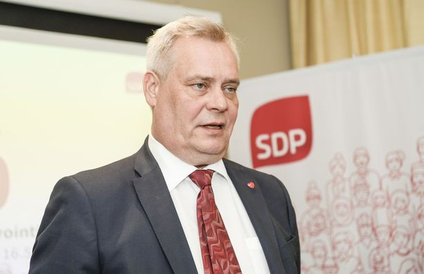 SDP:n puheenjohtajan Antti Rinteen vaalilupaukset huolettavat Orpoa. Orpo toivoo, ettei Rinne lupaa liikoja.