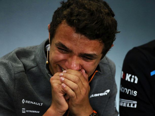 Lando Norris naureskeli vedet silmissä Daniel Ricciardon kysymykselle.