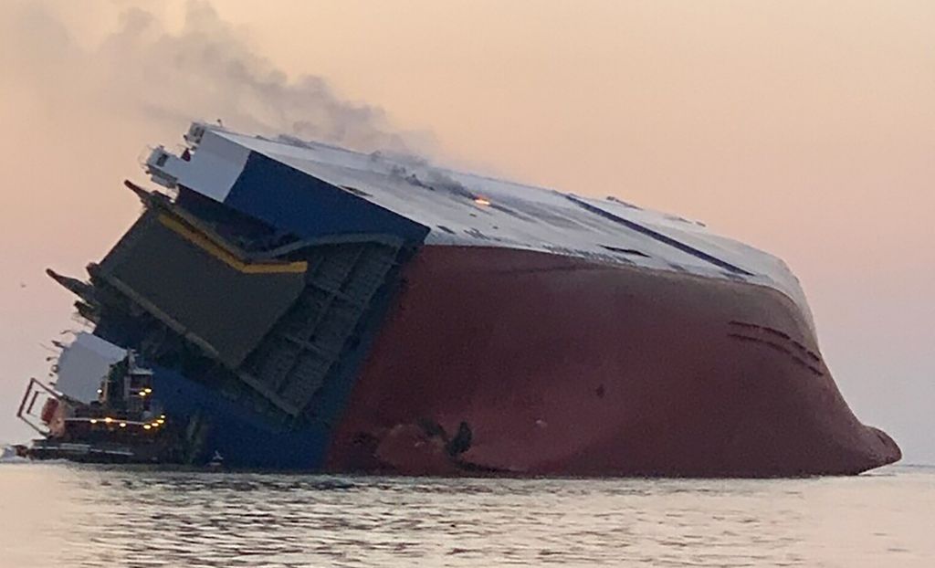 Georgian rannikolla kaatuneesta laivasta kuului ääniä, neljä miehistön jäsentä elossa konehuoneen sisällä - pelastajat taistelevat aikaa vastaan