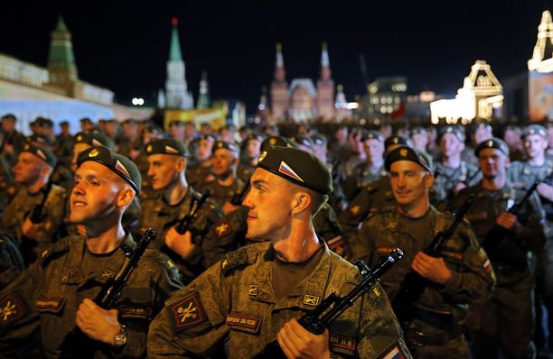 Sotilaallista mahtia Venäjä esittelee eri tilaisuuksissa.