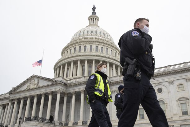 Capitol-kongressitalon lippu laskettiin perjantaina puolitankoon ensimmäisen poliisiuhrin muistolle.
