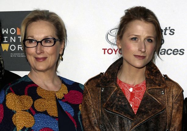Meryl Streepillä on alkanut uusi tosielämän rooli isoäitinä, sillä näyttelijän vanhin tytär Mamie Gummer on saanut lapsen. Kuvassa äiti ja tytär New Yorkissa huhtikuussa 2015. 