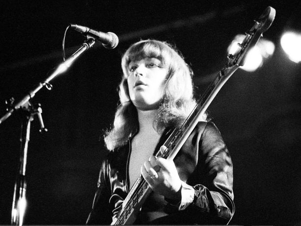 Steve Priest esiintymässä The Pavilionissa vuonna 1973.