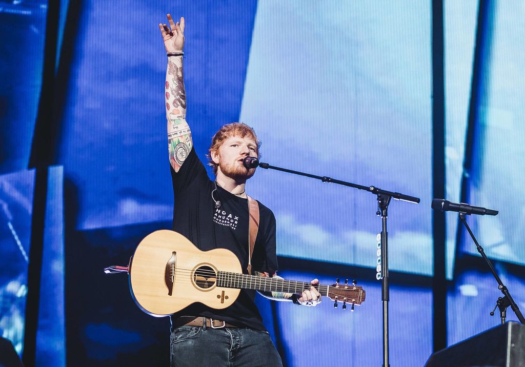 Ed Sheeran esiintyy Suomen kaikkien aikojen suurimmissa konserteissa: 40 rekallista kalustoa, 1000 työntekijää, 700 bajamajaa...