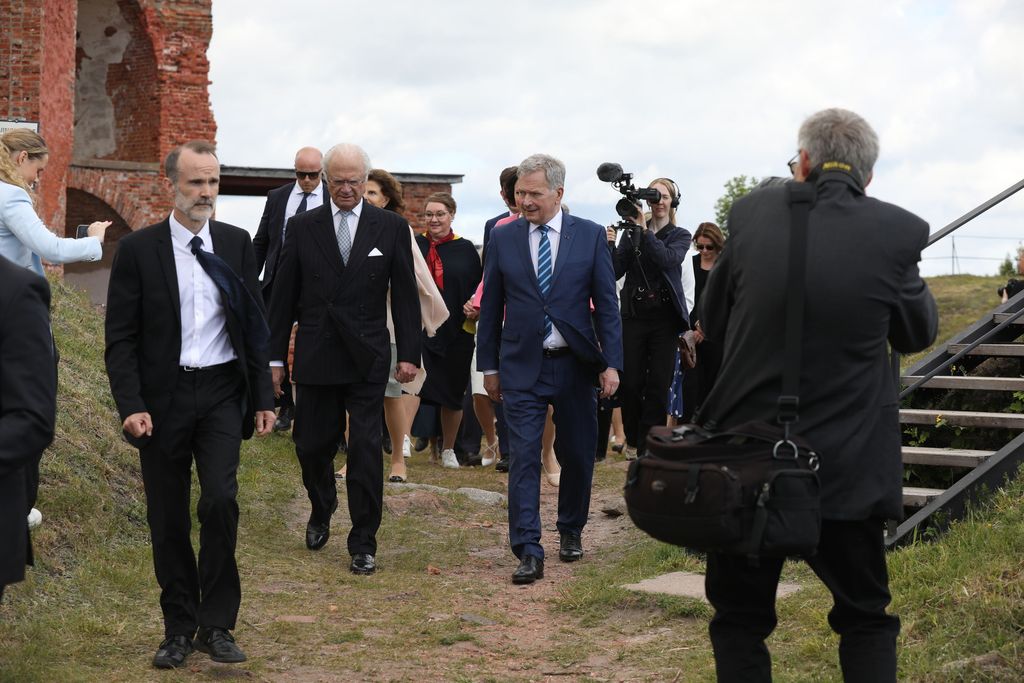 Presidentti­parin ja kuningasparin vierailu Ahvenanmaalla alkoi – Silvia kuiskutteli heti Haukiolle
