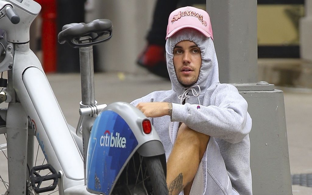Justin Bieber ajeli kaupunki­pyörällä – Istuutui lepäämään keskelle katua 