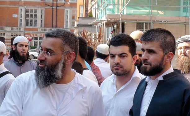 Awat Hamasalih (edessä oikealla) ja Anjem Choudary kuvattuina Britanniassa.