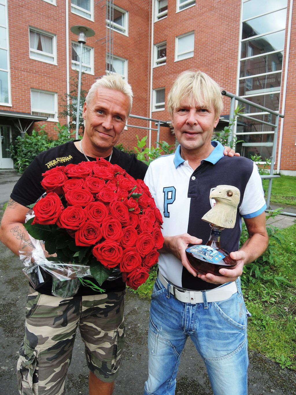 Kaitsu onnitteli 50-vuotiasta Mattia 50 punaisella ruusulla. - Appiukkoni veisti Matin konjakkipulloon kotka-korkin.Nykänen Matti