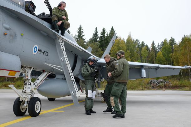 Hornetien korvaajista tehdään päätös vuonna 2021. Kuvassa yksi Suomen F/A-18 Horneteista Rissalan kentällä syksyllä 2015.