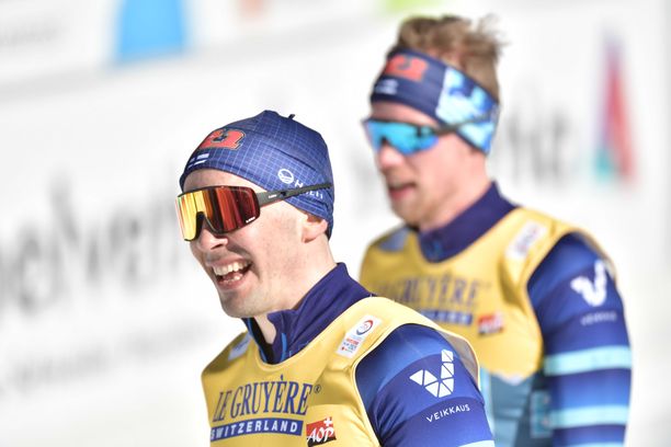 Ristomatti Hakola (kesk.) voitti Joni Mäen kanssa MM-hopeaa parisprintissä.