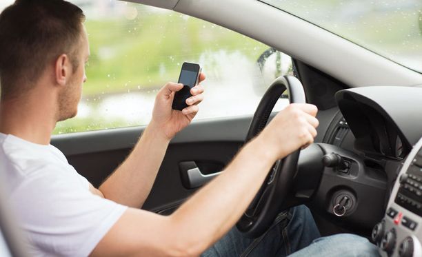 37 prosenttia 25-34 -vuotiaista kuljettajista tekstailee ajon aikana.