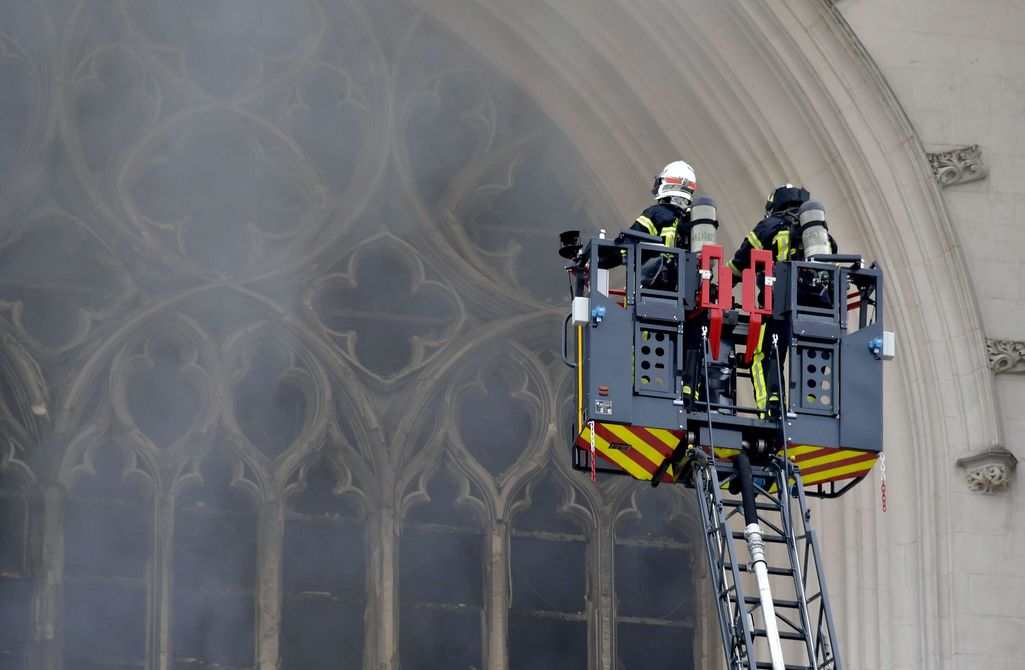 Ranskassa murhattiin katolinen pappi, tekijää epäillään myös Nantesin katedraalin tuhopoltosta