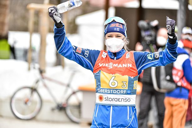 Riitta-Liisa Roponen pääsi tuulettamaan MM-mitalia.