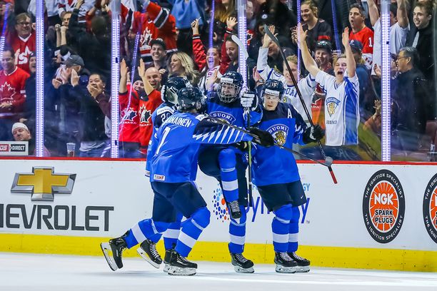Kaapo Kakon (keskellä) maali ratkaisi Suomelle voiton USA:sta nuorten MM-finaalissa Vancouverissa kaksi vuotta sitten.