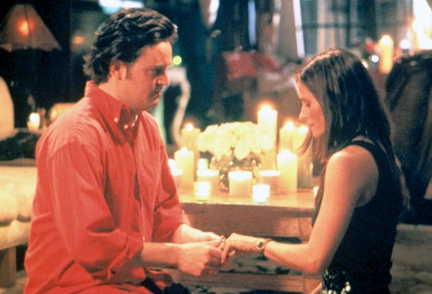 Chandler ja Monica kihlautuivat Frendien kuudennella tuotantokaudella.
