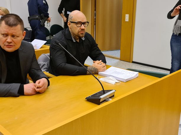 Petteri Kiviniemi (oik.) ei peittänyt kasvojaan käräjäoikeudessa.