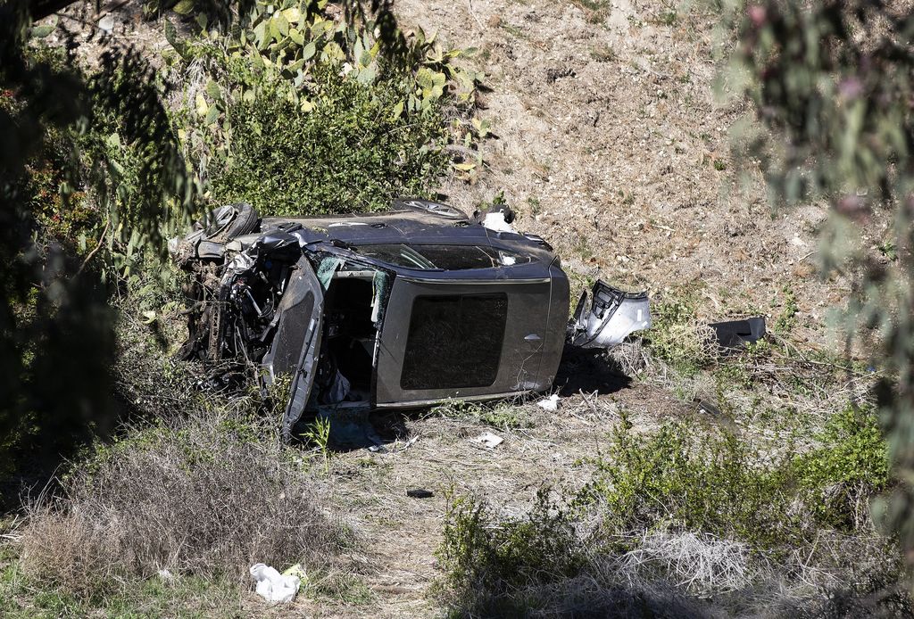 Tiger Woodsin auto meni lunastuskuntoon: katso kuvat onnettomuuspaikalta