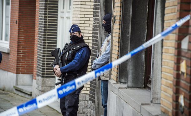 Belgian poliisi etsii edelleen kiivaasti Brysselin pommi-iskuista epäiltyjä.