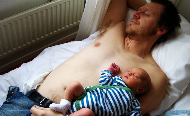 Vauva-aika voi olla uuvuttavaa - keinot, joilla lapsen vanhemmat saavat  nukkua enemmän