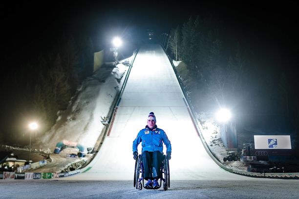 Lukas Müller joutui pyörätuoliin traagisen mäkihyppyonnettomuuden seurauksena. Nyt hän on noussut jaloilleen.