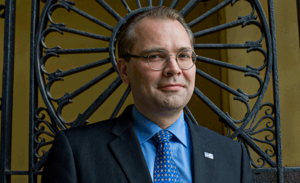 Puolustusministeri Jussi Niinistö on tyytyväinen Patrian kauppaan.