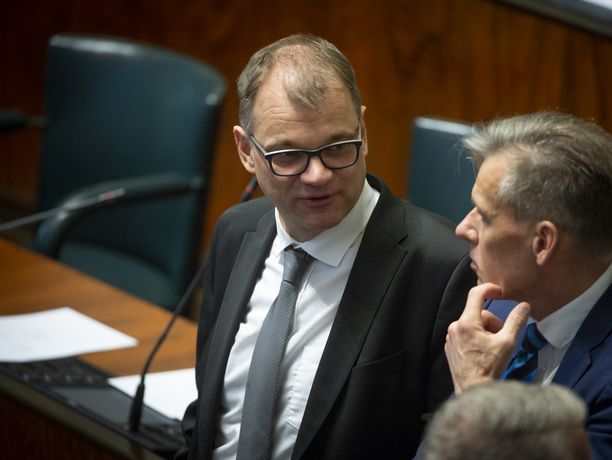 Ex-pääministeri Juha Sipilä (kesk) ei jäänyt tiistaina seuraamaan eduskunnan keskustelua hänen hallituksensa aktiivimallista.