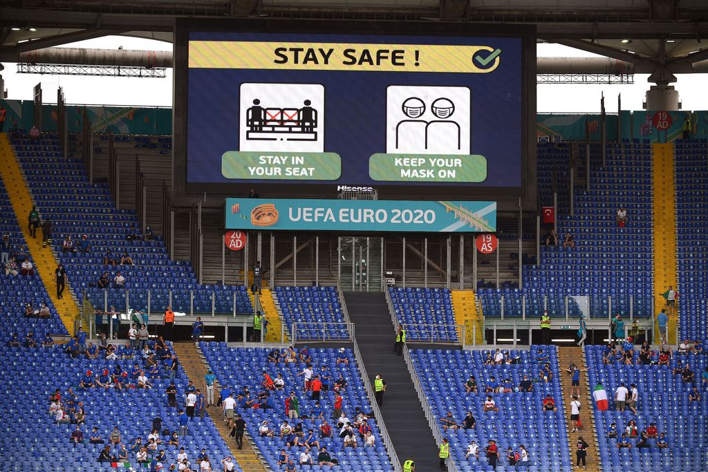 Vauhdikkaat kuvat jättistadionilta: Koronaohjeet eivät kiinnostaneet EM-kisojen avausottelussa