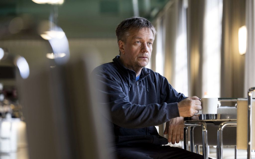 Teemu Keskisarja lataa täys­laidallisen Suomen ja suomen alamäestä