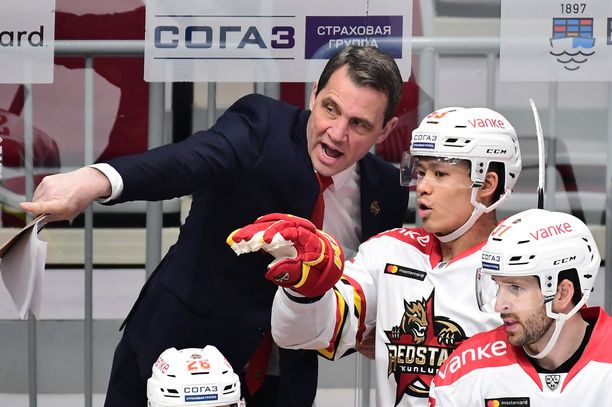Entinen NHL-valmentaja Curt Fraser luotsaa Kiinan KHL-joukkuetta.