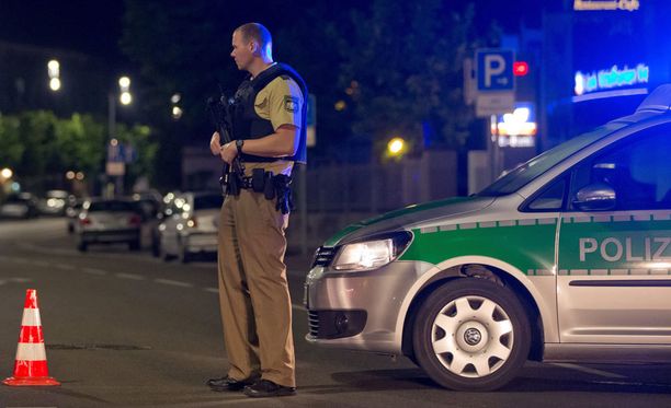 Ansbachin kaupungissa tapahtuneen ravintolaräjähdyksen jälkeen poliisi eristi ravintolan lähiympäristön.