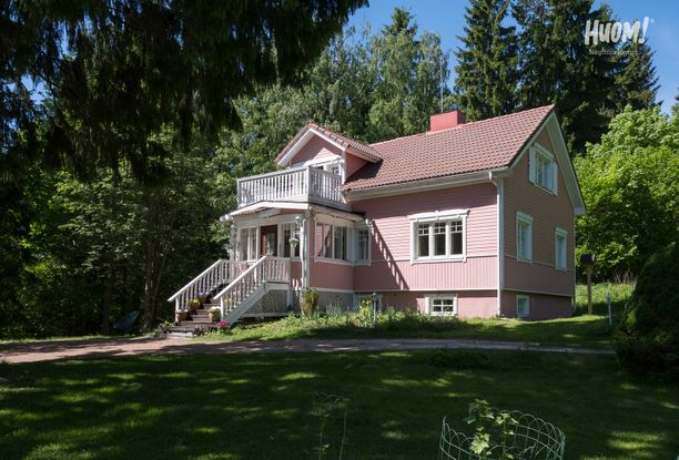 Suojaisessa pihapiirissä Lohjalla sijaitsee hurmaava vaaleanpunainen puutalo. Rohkea ulkomaali vihjaa, että talon sisälläkin on uskallettu kokeilla jotain erilaista.
