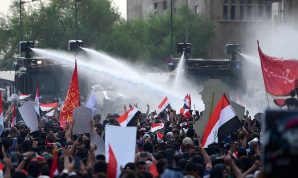 Lokakuun 1. päivä armeija ja turvallisuusjoukot tukahduttivat mielenosoituksia muun muassa vesitykein Bagdadissa. 