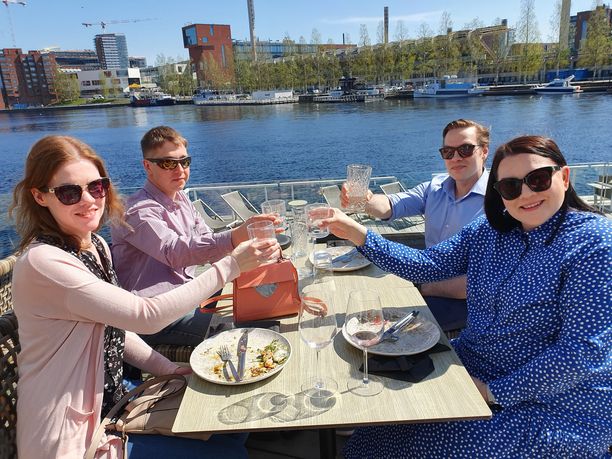 Työtoverit puolenvuoden ajalta Jussi, Mari-Anne, Eeva ja Julius lähtivät ensimmäistä kertaa tänä keväänä lounaalle ulos hellepäivän kunniaksi.