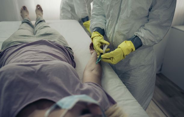 Ruotsissa ei enää testata kaikkia, vaan testit keskitetään vaikeasti sairastuneisiin. Lievistä hengitystieoireista kärsivien on pyydetty pysymään kotona.