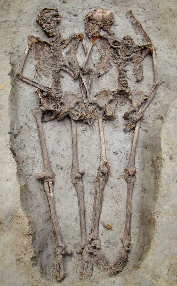 Myöhäisantiikin ajalta ei tunneta toista käsi kädessä haudattua paria, jotka olisivat kummatkin olleet samaa sukupuolta.
