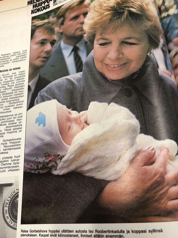 Raisa Gorbatshova sylitteli vauvaa Helsingin keskustassa. Vauvan nimi ei ole tiedossa.