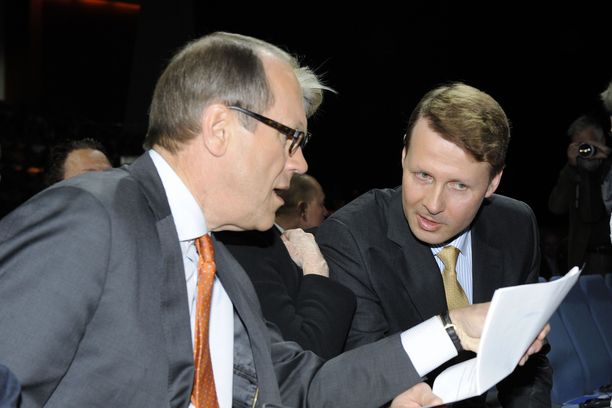 Nokian hallituksen puheenjohtajam paikalta väistynyt Jorma Ollila ja uudeski hallituksen puheenjohtajaksi nimetty Risto Siilasmaa Nokian yhtiökokouksessa  3. toukokuuta 2012.