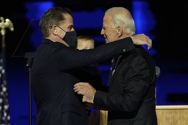 Tiedotteen mukaan Joe Biden (kuvassa oikealla) on valtavan ylpeä Hunter-pojastaan. 