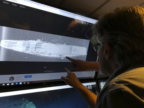 Tutkimusalus Petrelin miehittämättömistä sukellusveneistä vastaava Rob Kraft tutkii lentotukialus Kagan kuvaa.