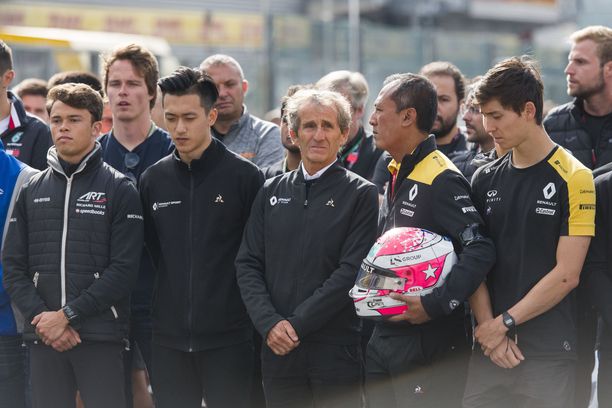 Alain Prost (keskellä) osallistui Hubertin muistoksi järjestettyyn hiljaiseen hetkeen Span radalla ennen F3-kilpailua.