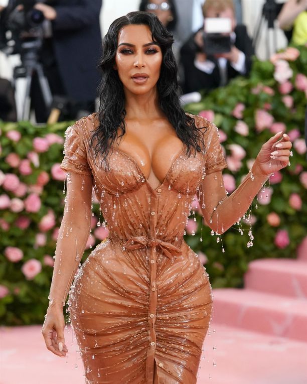 Kim Kardashianin asu käänsi päitä, mutta kauneudesta sai myös kärsiä.